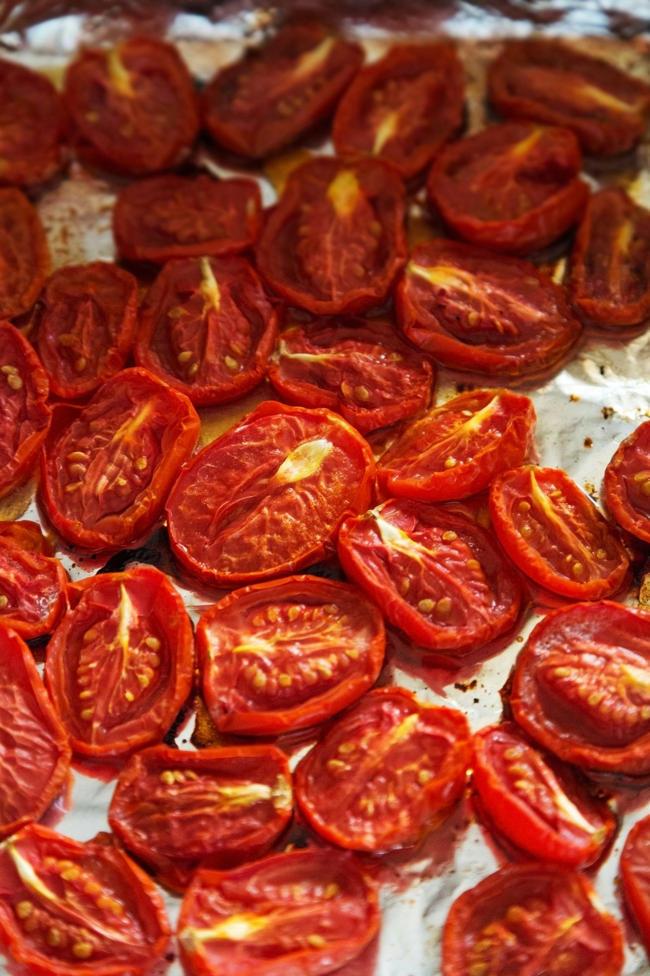 Viele halbierte Tomaten