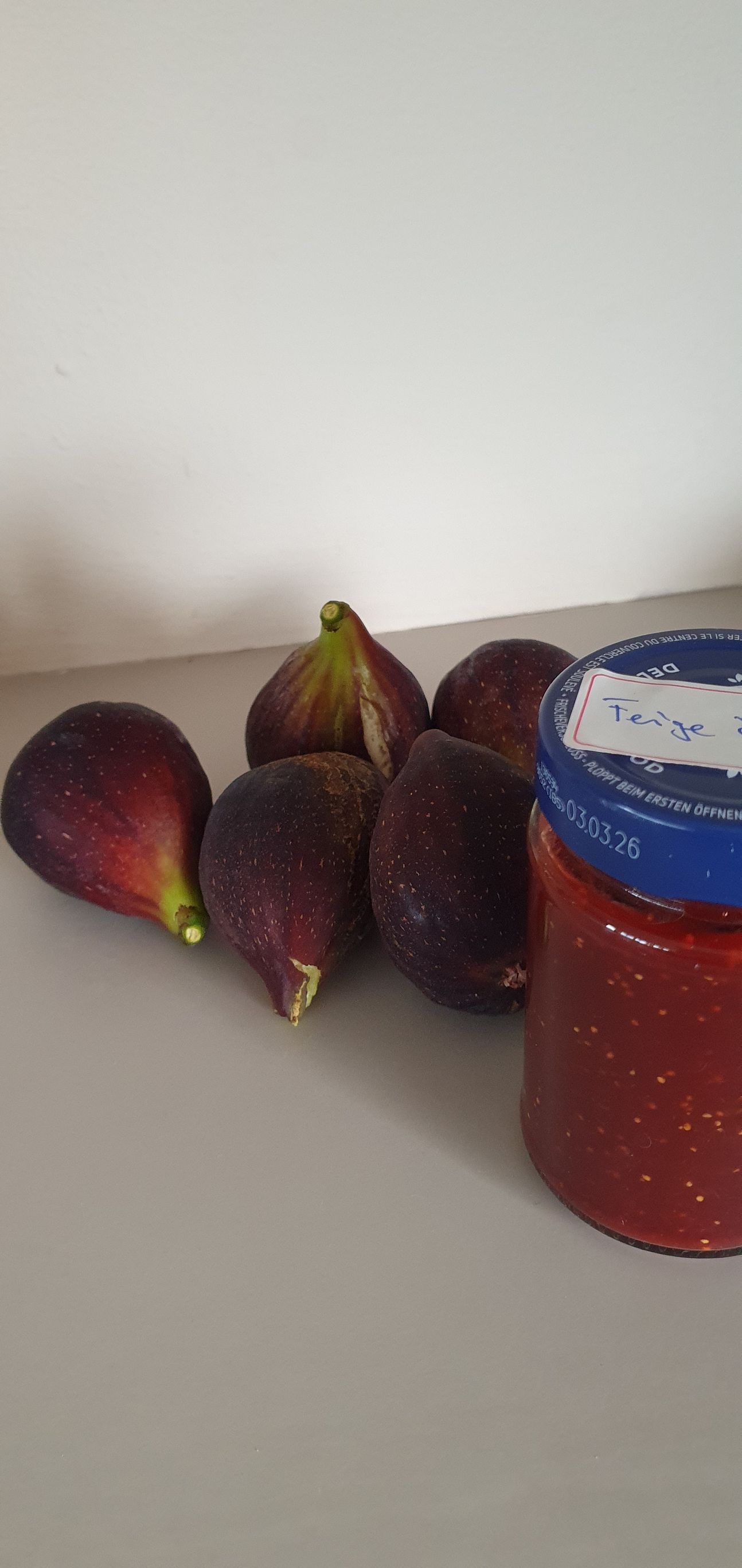 Frische Feigen und ein gefülltes Glas